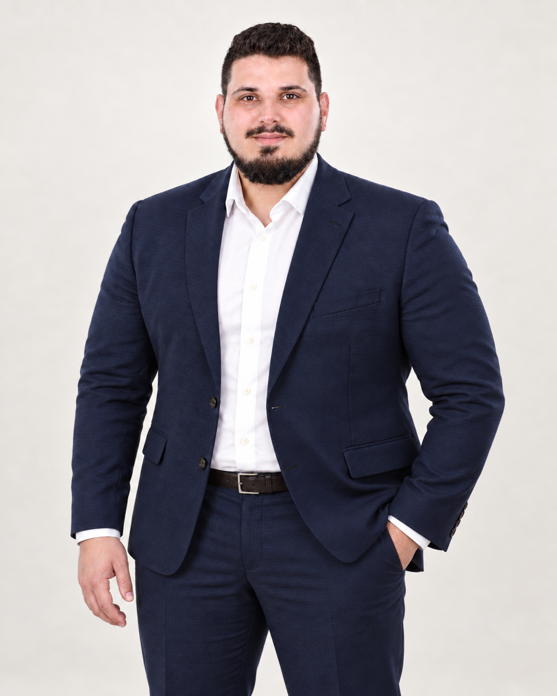 Arber Kastrati im dunkelblauen Sakko